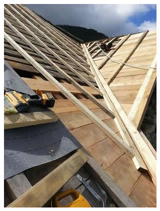 Rénovation de toiture réalisée par Esmieu Vincent charpentier, couvreur, construction bois, toiture photovoltaique, Embrun, Hautes Alpes et Région paca