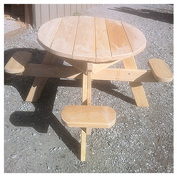 Table ronde d'extérieur réalisée par Vincent Esmieur, chapentier couvreur, construction bois et toiture photovoltaïque  à Embrun Hautes alpes.