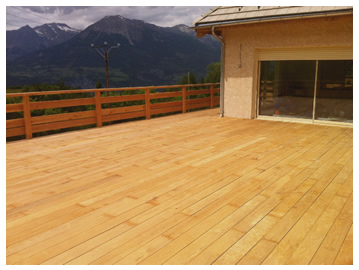 Terrasse mélèze réalisée par Vincent Esmieu, charpentier couvreur, construction bois et toitures photovoltaïque à Embrun hautes Alpes
